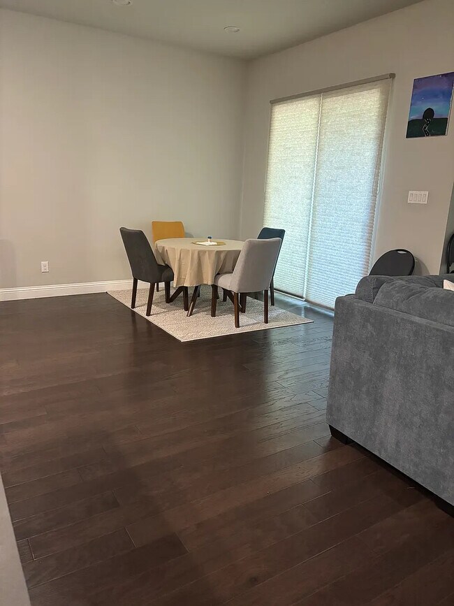 Foto del edificio - Room in Townhome on Snapdragon Wy