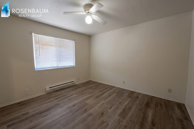 Foto del edificio - Cozy Upstairs 2-Bedroom Apartment with Shared Fenced Yard