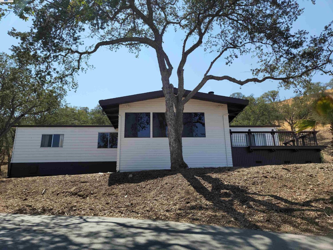 Primary Photo - 7455 Mines Rd