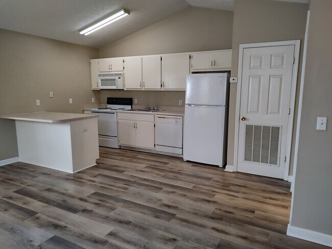 Foto del edificio - 6104/6106 Pinetree Ave