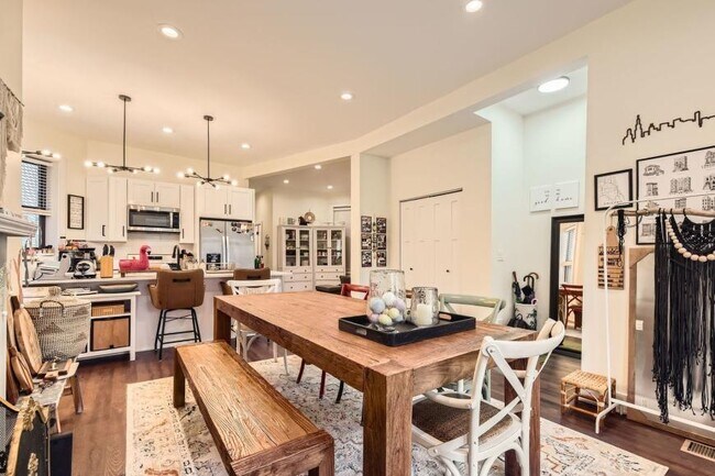 Building Photo - 5 bedroom in Chicago IL 60613