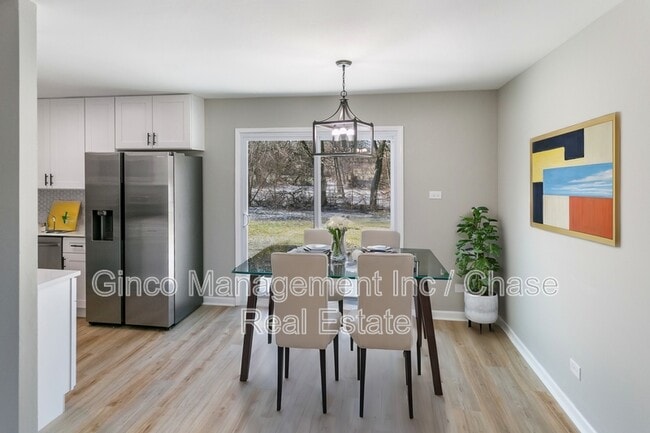 Building Photo - 18200 Fountainbleau Dr