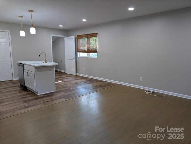 Foto del edificio - 2700 Ravencroft Dr