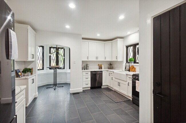 Building Photo - 408 Sanhican Dr