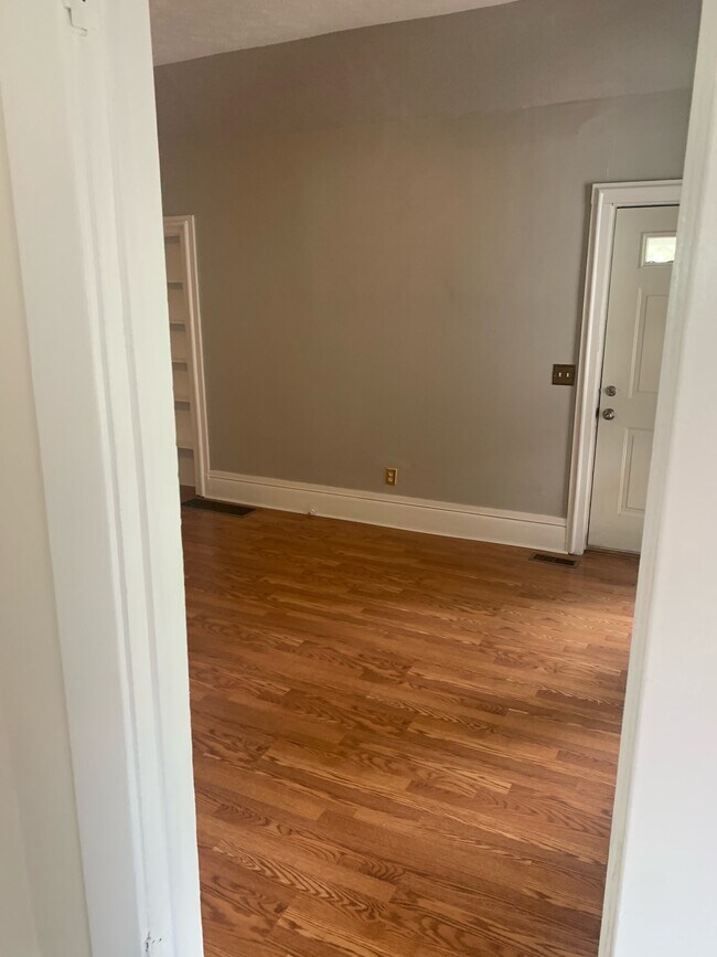Living Room Entry - 916 Bridge Ave