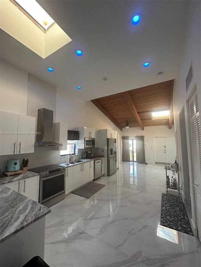 Building Photo - 2751 Parkview Dr S