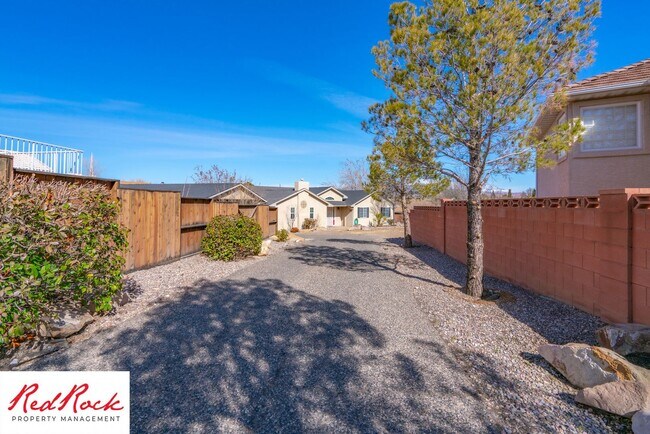 Foto del edificio - Spacious 3 Bedroom Single-Level Home in Bl...