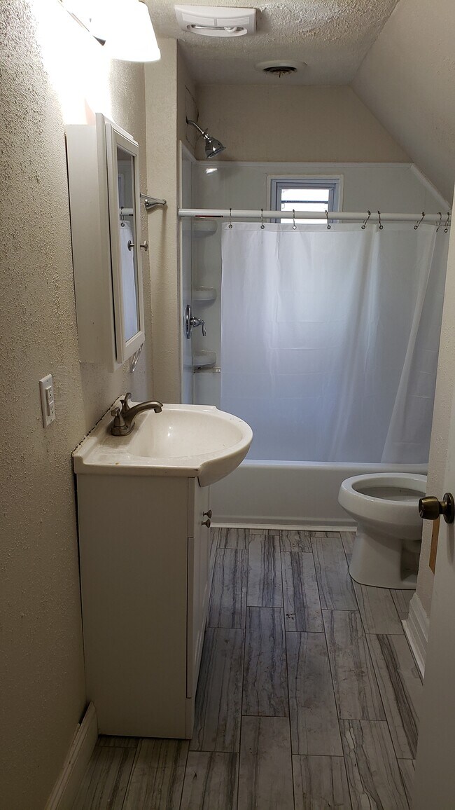 bathroom - 5514 Stanton Ave