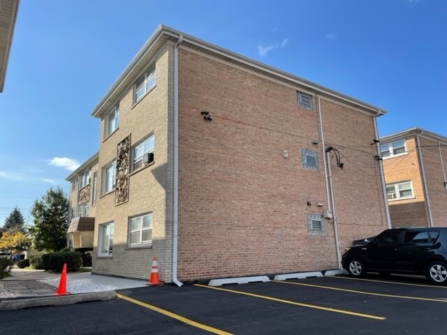 Building Photo - 8550 W Lawrence Ave