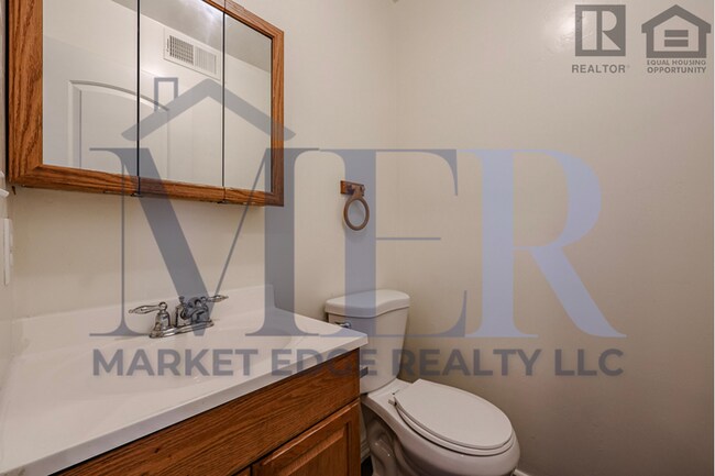 Foto del edificio - 3Bed/2.5Bath Townhouse at 24th St/Thomas! Move-In ready on 05/07/2026! -- NO HOA!