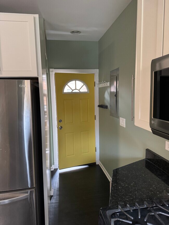 Foto del edificio - 1637-1632 W Farwell Ave