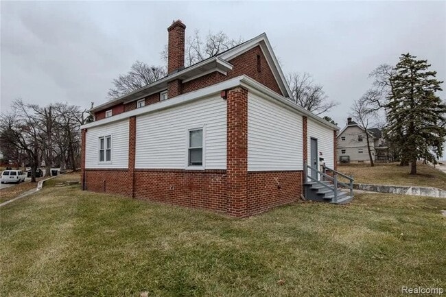 Building Photo - 751 Dupont St