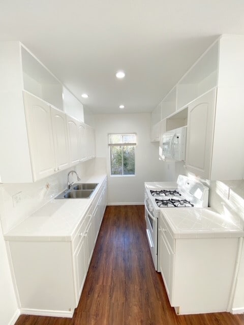 Kitchen is spotless clean with plenty of cabinets and drawers. Alot of natural light. - 3645 McLaughlin Ave