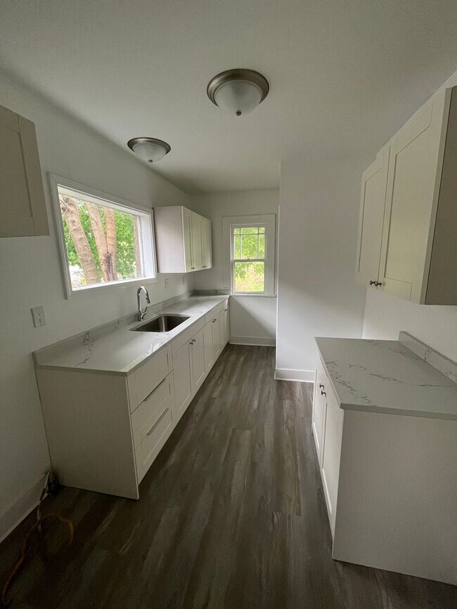 Building Photo - Newly remodeled 4 bed 2 bath home available in Rockford ***SECTION 8 OK***