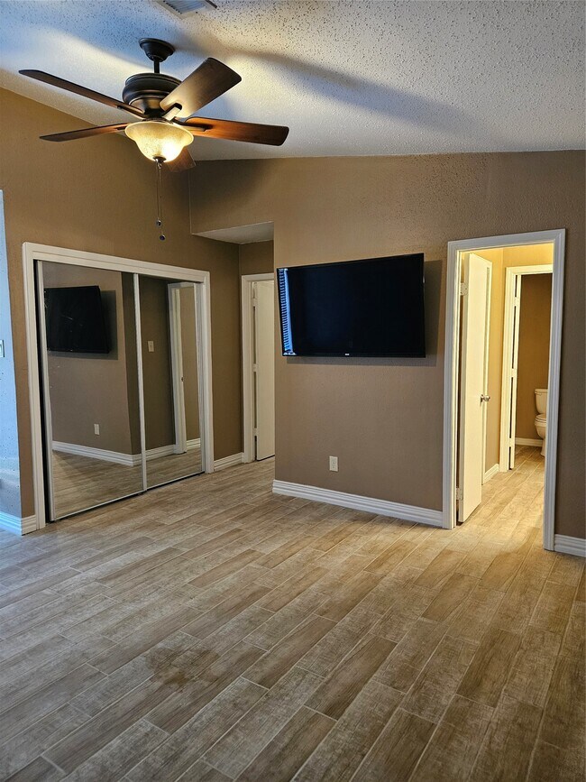 Building Photo - 7832 Green Lawn Dr