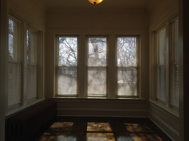 Sun Parlor (2) - 1338 W Winona St