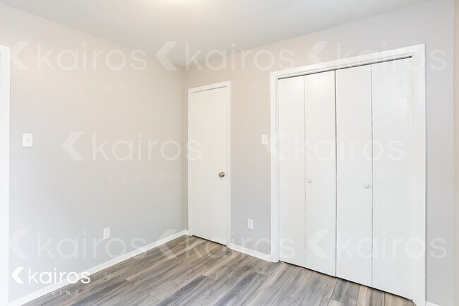 Building Photo - 836 Courtenay