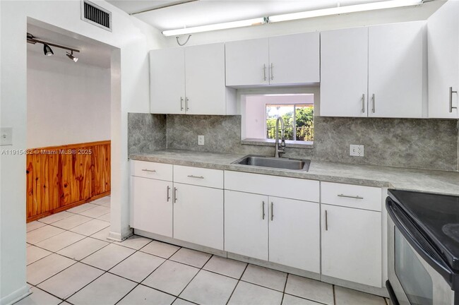 Foto del edificio - 11905 NE 2nd Ave