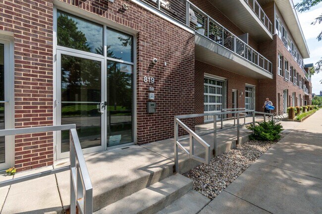 Building Photo - 803 E Mifflin St