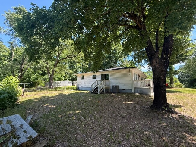 Building Photo - 3 bedroom 1.5 bath rancher