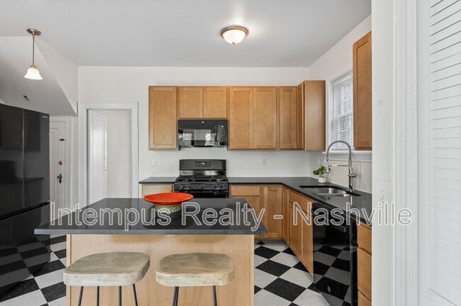 Building Photo - 2529 Ashwood Ave