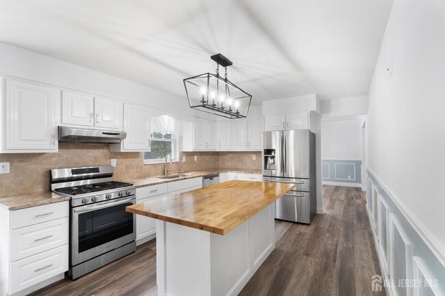 Building Photo - 19 4th Pl