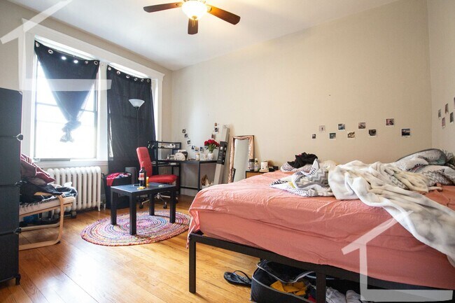 Building Photo - Sunny 3 bedroom