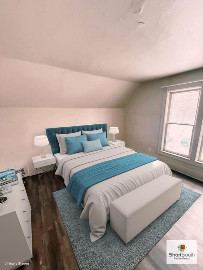 Building Photo - Updated 3 bed 1 bath upper apartment in Muskegon