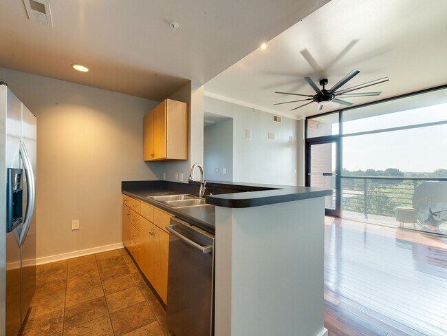 Building Photo - This move in ready condo has it all in Cha...