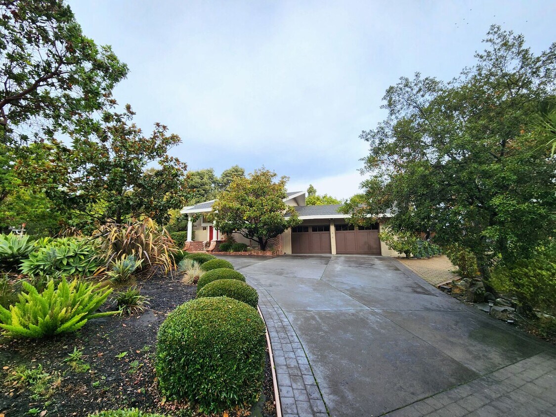 Primary Photo - Charming Single Family Home Located in Hil...