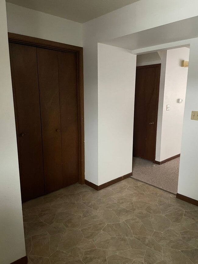 Building Photo - 2 Bedroom/1.5 Bathroom in Iowa City near K...