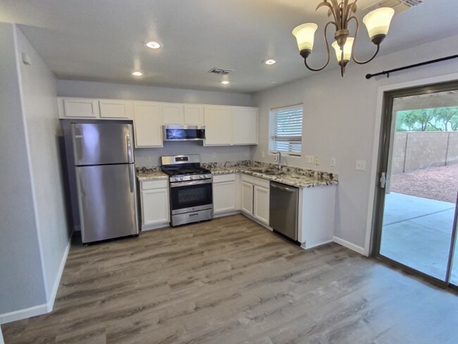 Foto del edificio - 41925 W Sunland Dr
