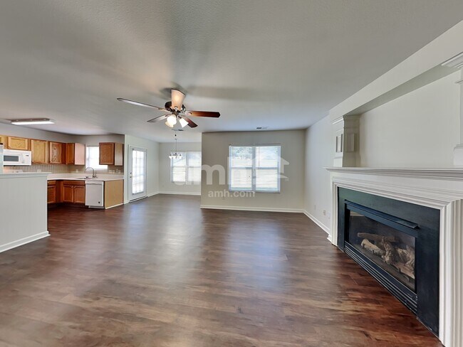 Foto del edificio - 8222 Holly Tree Ln