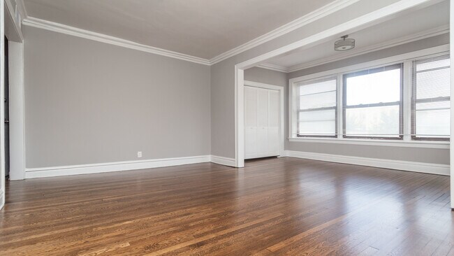 Building Photo - 1057 W Foster Ave