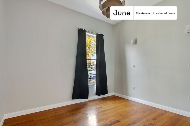 Building Photo - Room in Shared 5 bed/2.5 bath home in Roxbury