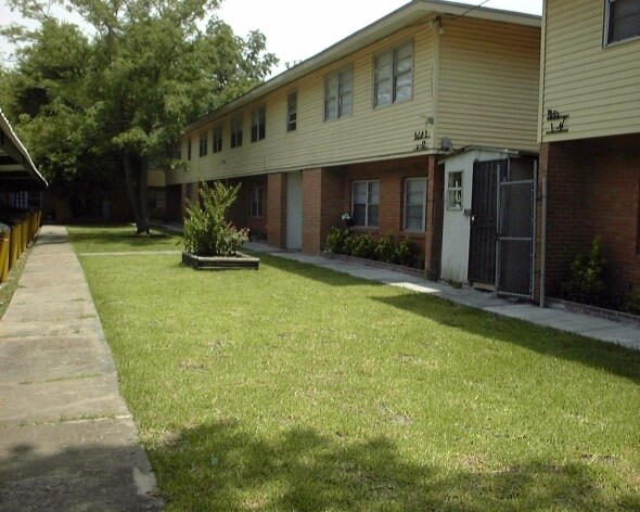 Primary Photo - Eastlawn Apartments