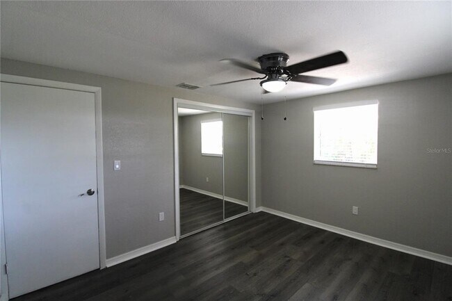 Foto del edificio - 350 Elmstreet Ct