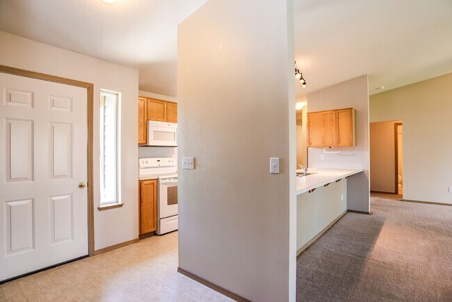 Building Photo - Charming 3-Bedroom Home in Redmond: Spacio...