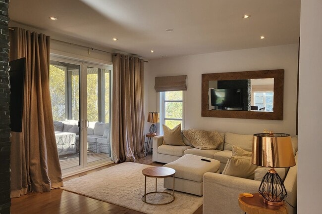 Building Photo - 305 All. Paisible