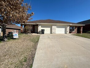 Building Photo - 1405 Cinch