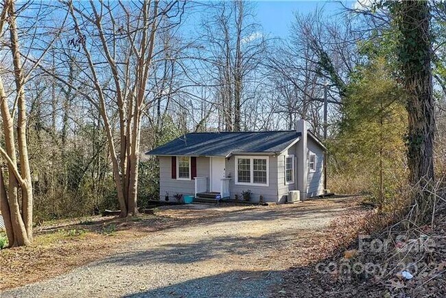 Building Photo - Queen City Bungalow