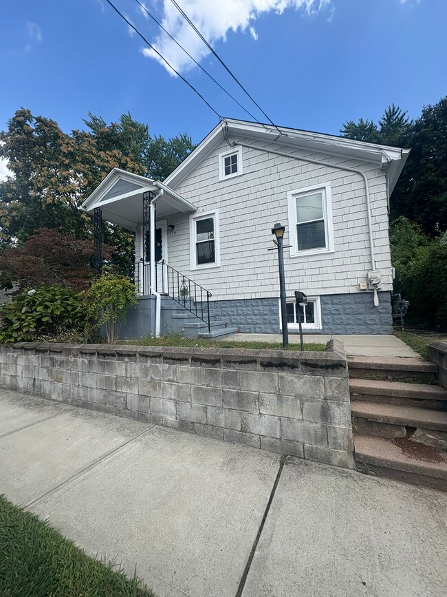 Building Photo - 119 Warner St
