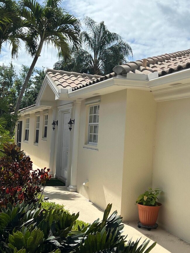 Building Photo - 2824 Rio Claro Dr N
