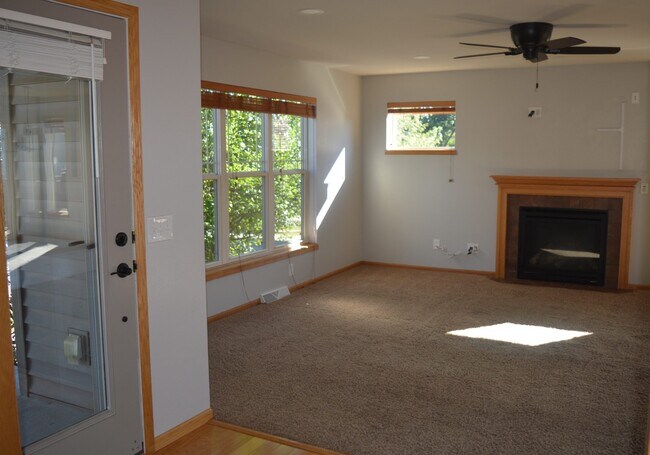 Foto del edificio - 8921 Snowberry Ln