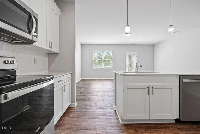 Foto del edificio - 3 Bedroom Townhome in Clayton