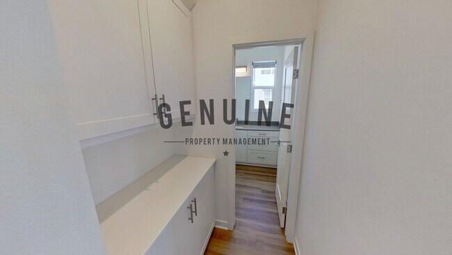 Foto del edificio - Coming Soon: Modern Tri-Level 2Bd 2.5Ba Townhouse in Irvine!