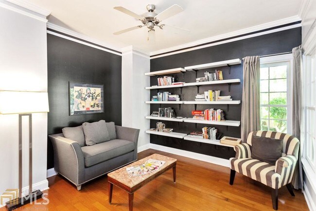 Foto del edificio - 32 Edwin Pl NW