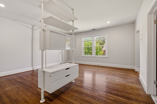 Foto del edificio - 422 Butternut St NW