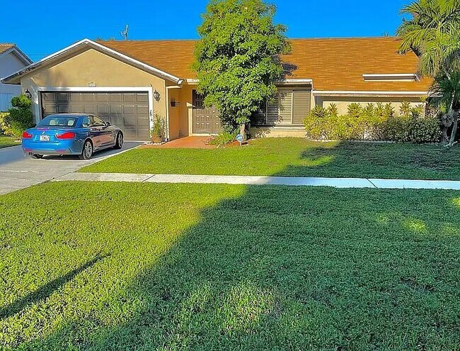 Building Photo - 7689 W Country Club Blvd