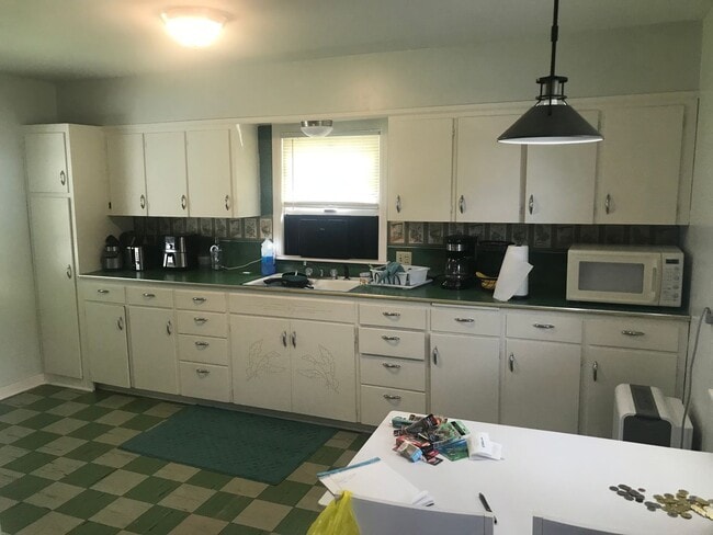 Building Photo - $700.00 1 Bedroom Studio